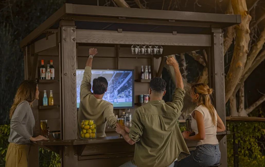 Abri de jardin pour bar extérieur de 7,5 x 6,5 pi avec structure d’ombrage − Keter Canada