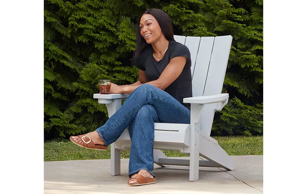 Chaise Adirondack moderne avec porte-gobelet Blanche – Keter Canada