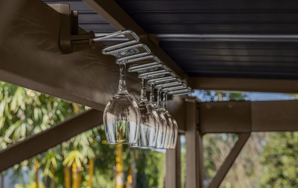 Abri de jardin pour bar extérieur de 7,5 x 6,5 pi avec structure d’ombrage − Keter Canada