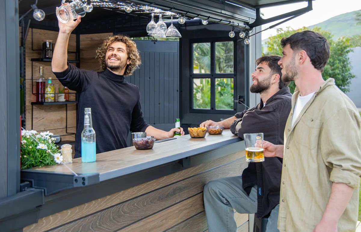 בר חוץ מעוצב עם אחסון – Outdoor Bar - דמוי עץ גוון חום אגוז