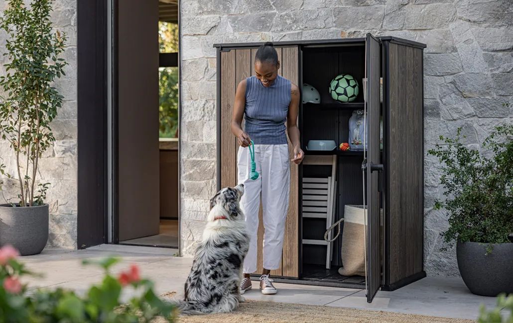 Cabanon de rangement vertical Signature – Cabanon en résine noyer – Keter Canada