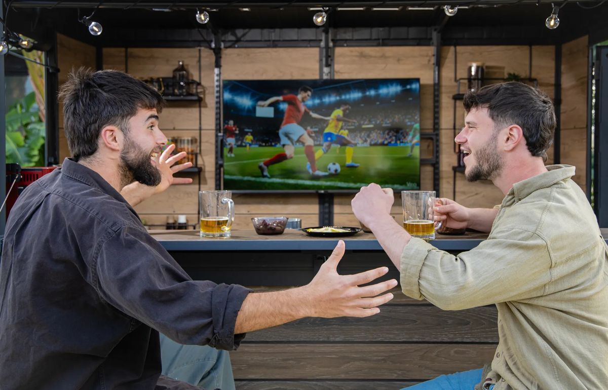 בר חוץ מעוצב עם אחסון – Outdoor Bar - דמוי עץ גוון חום אגוז