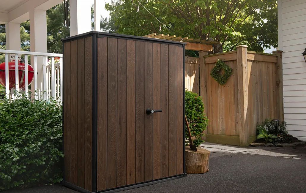 Cabanon de rangement vertical Signature – Cabanon en résine noyer – Keter Canada