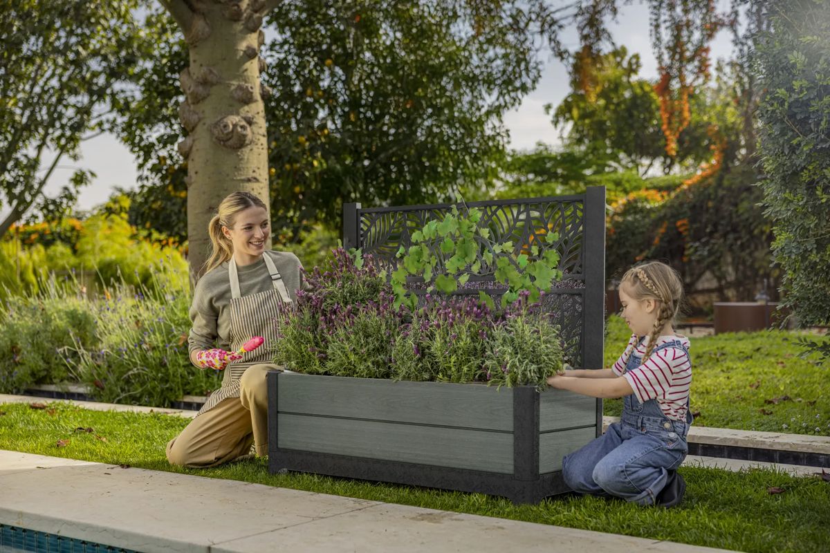 Tulip 26 Gallon Privacy Screen Planter - Green - Keter CA
