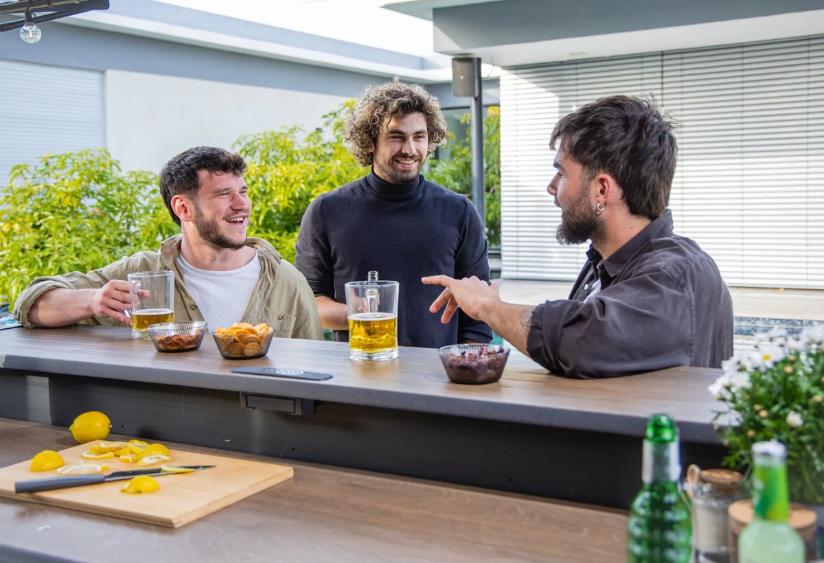 בר חוץ מעוצב עם אחסון – Outdoor Bar - דמוי עץ גוון חום אגוז