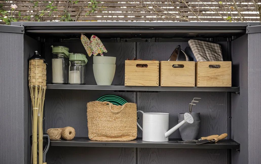 Cabanon de rangement vertical Signature – Cabanon en résine noyer – Keter Canada