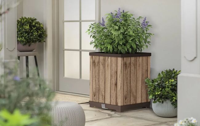 עציץ דקו מרובע גבוה - דמוי עץ בגווני חום