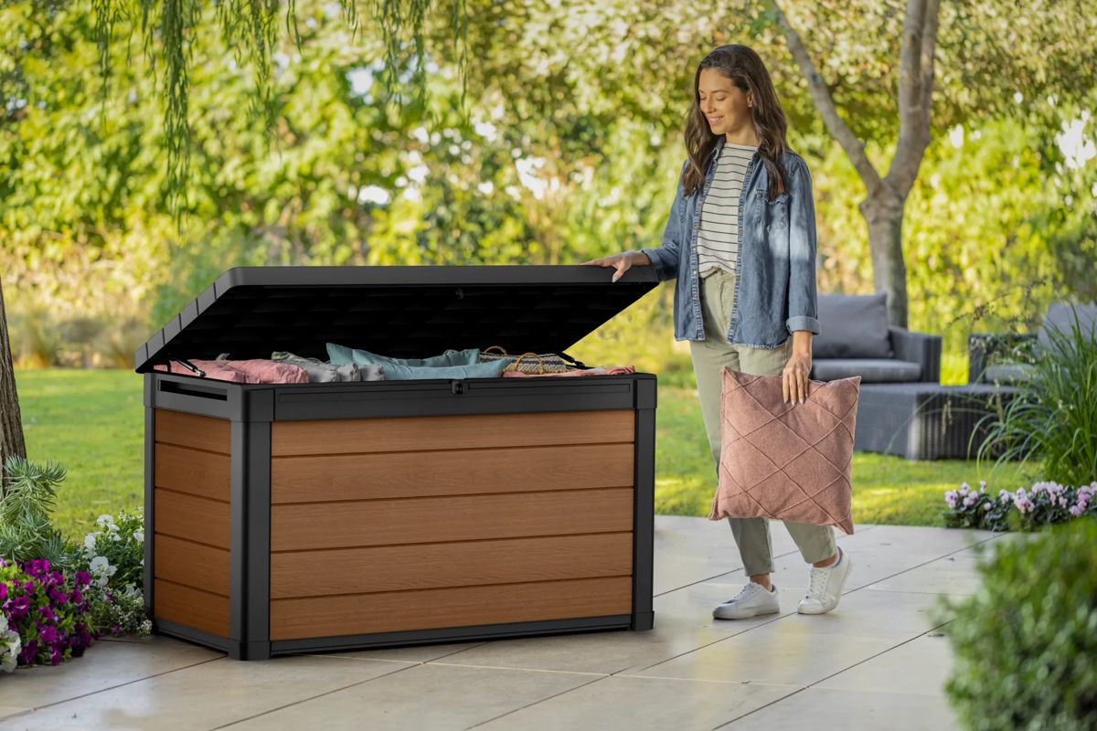 Arcón de exterior Cortina 123x62x71 cm y 380 L
 - Marrón madera