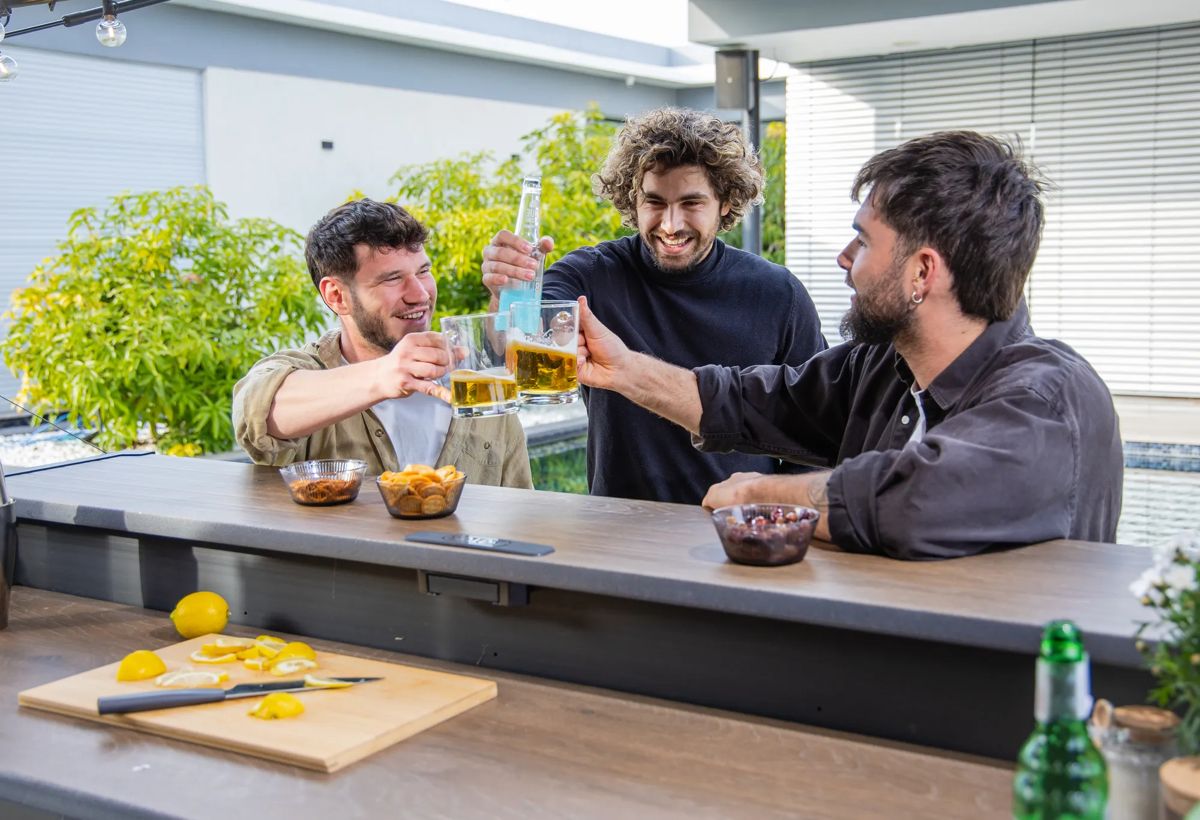בר חוץ מעוצב עם אחסון – Outdoor Bar - דמוי עץ גוון חום אגוז