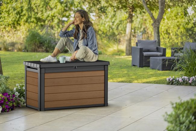 Arcón de exterior Cortina 123x62x71 cm y 380 L
 - Marrón madera