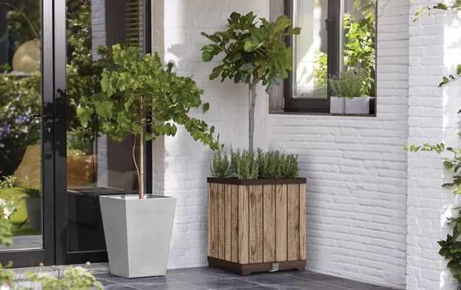 עציץ דקו מרובע גבוה - דמוי עץ בגווני חום