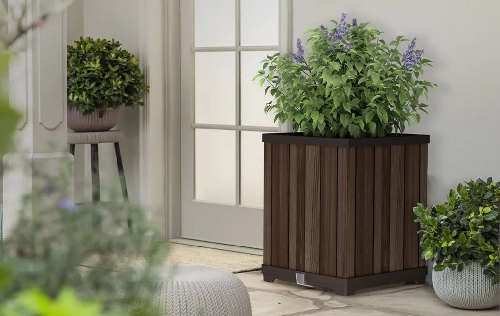 Haute jardinière carrée à arrosage automatique brun de pin − Keter Canada