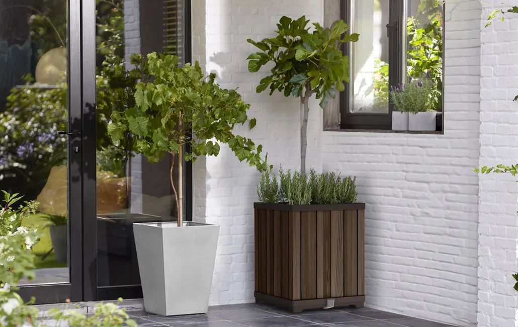 Haute jardinière carrée à arrosage automatique brun de pin − Keter Canada