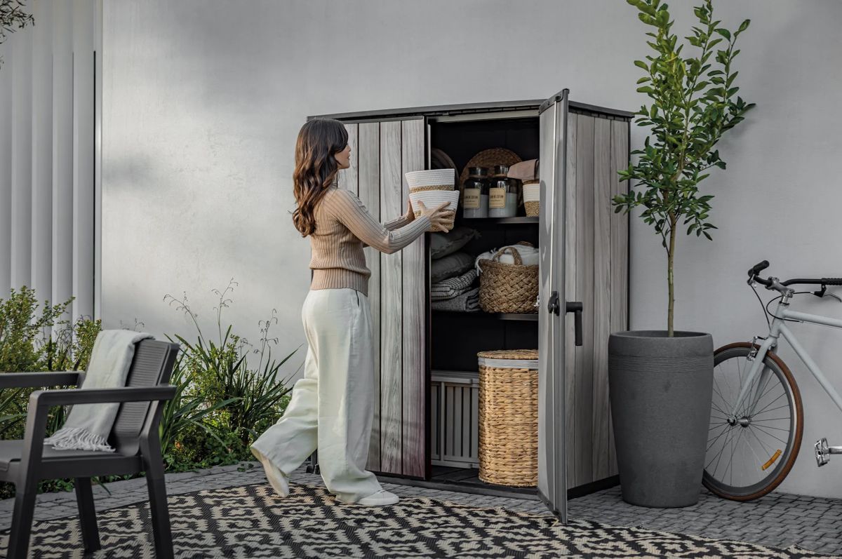 Cabanon de rangement vertical Signature – Gris orage − Keter Canada