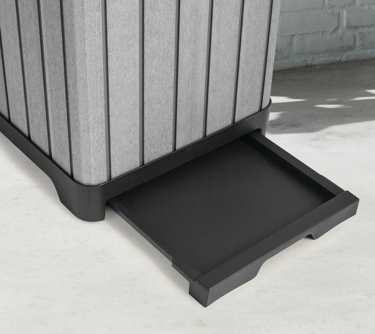 Darwin Gray Outdoor Trash Can - Keter US