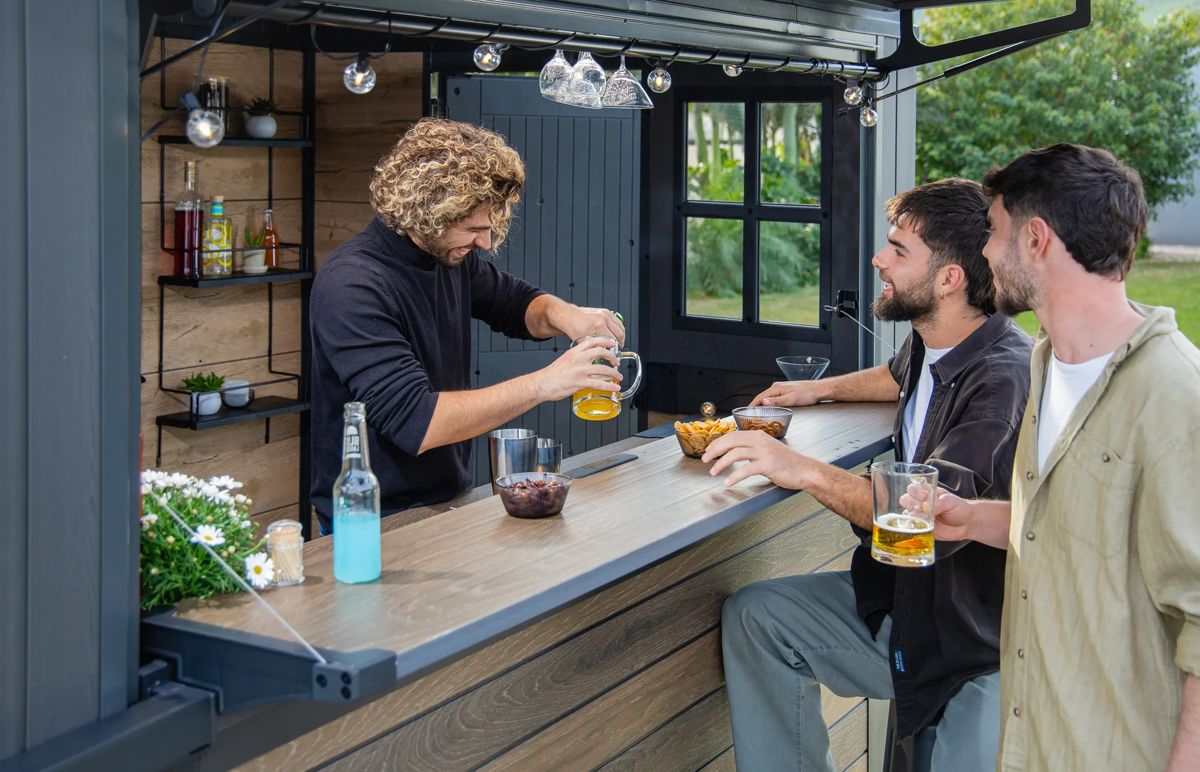 בר חוץ מעוצב עם אחסון – Outdoor Bar - דמוי עץ גוון חום אגוז