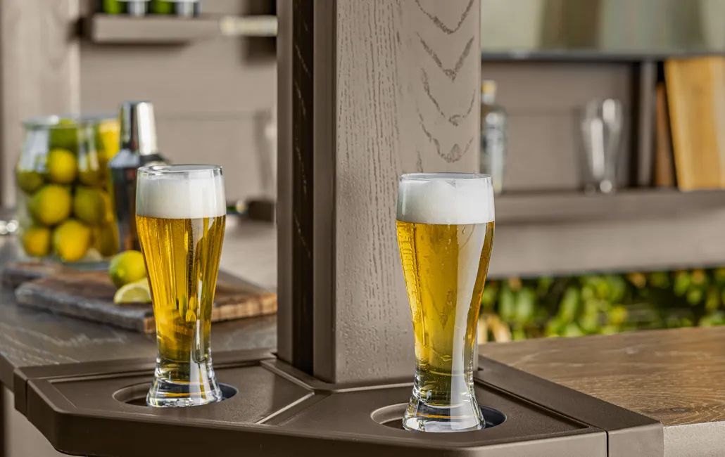 Abri de jardin pour bar extérieur de 7,5 x 6,5 pi avec structure d’ombrage − Keter Canada