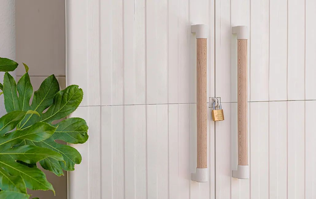 Armario escobero de exterior Groove - 180x45x80 cm. - Beige