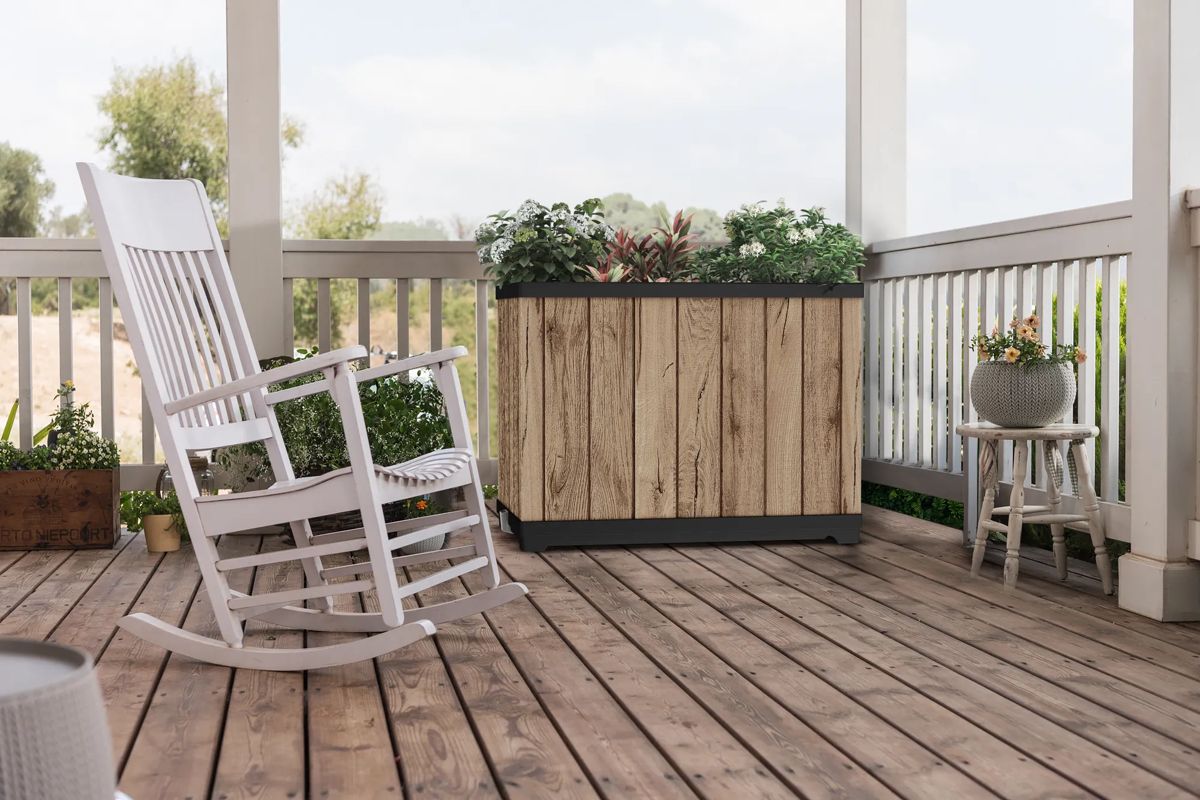 Self Watering Pine Brown Tall Square Planter - Keter Canada