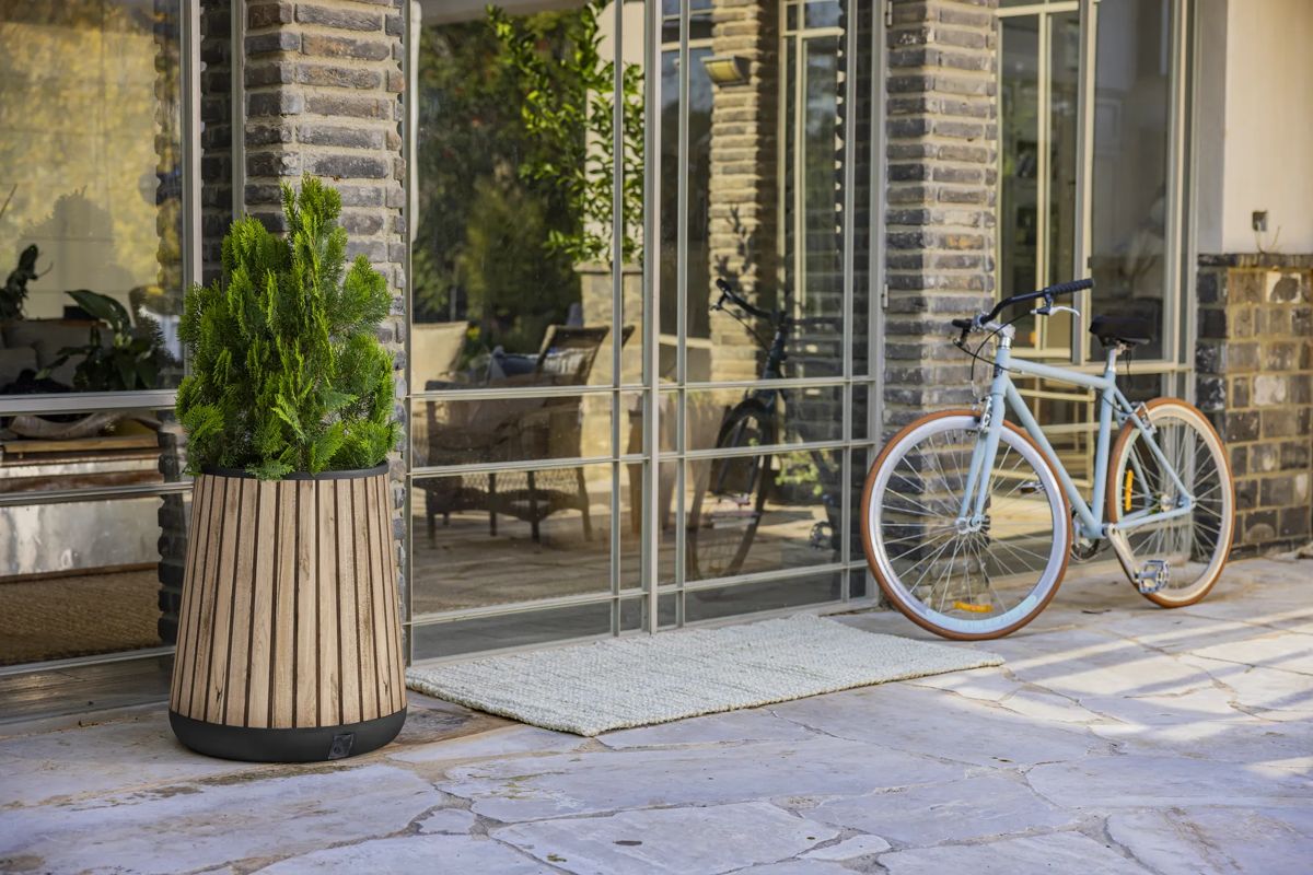 Jardinière conique Signature – Brun pin – Keter Canada